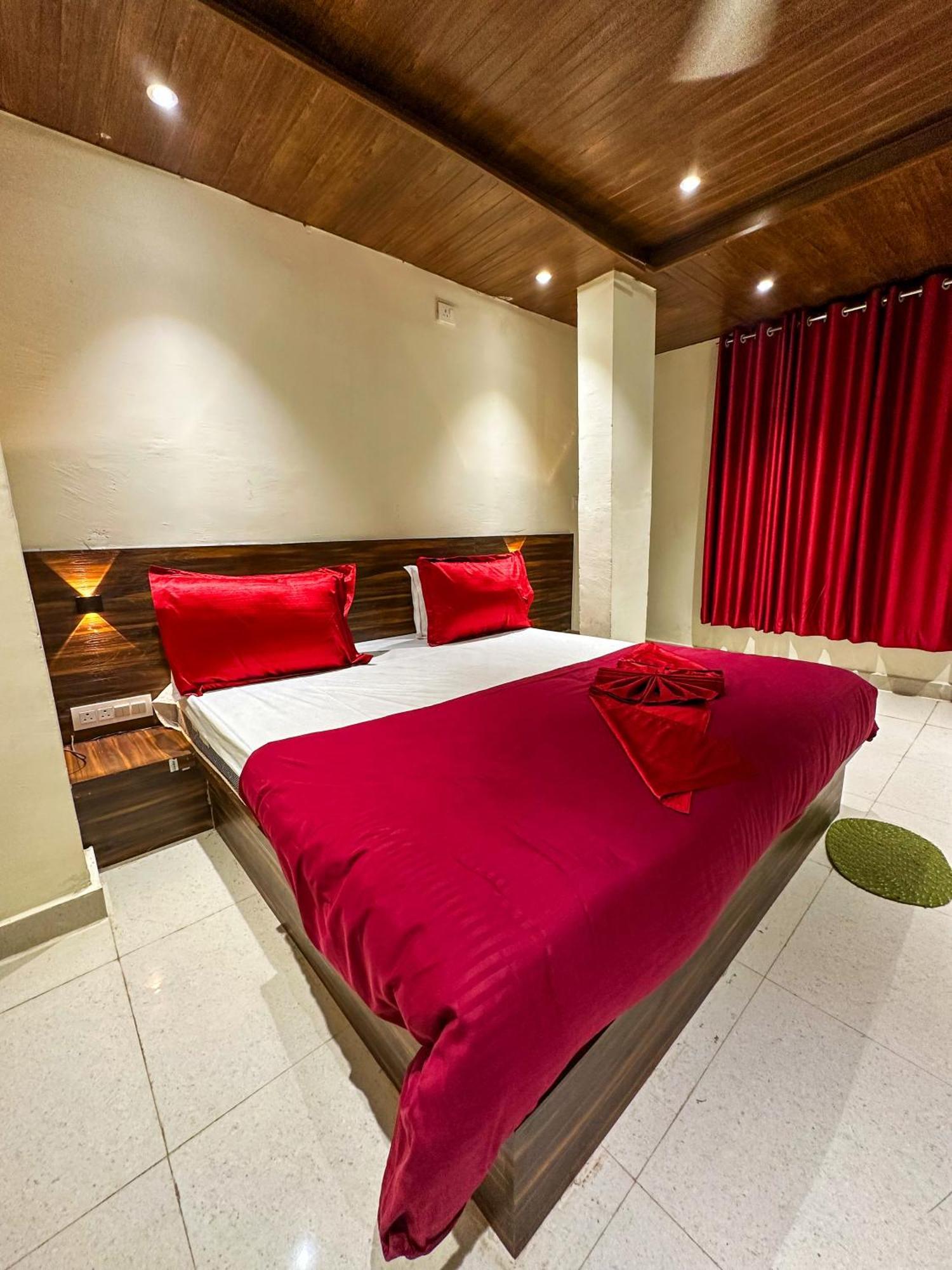 Hotel Payal & Restaurent Pachmarhī Esterno foto