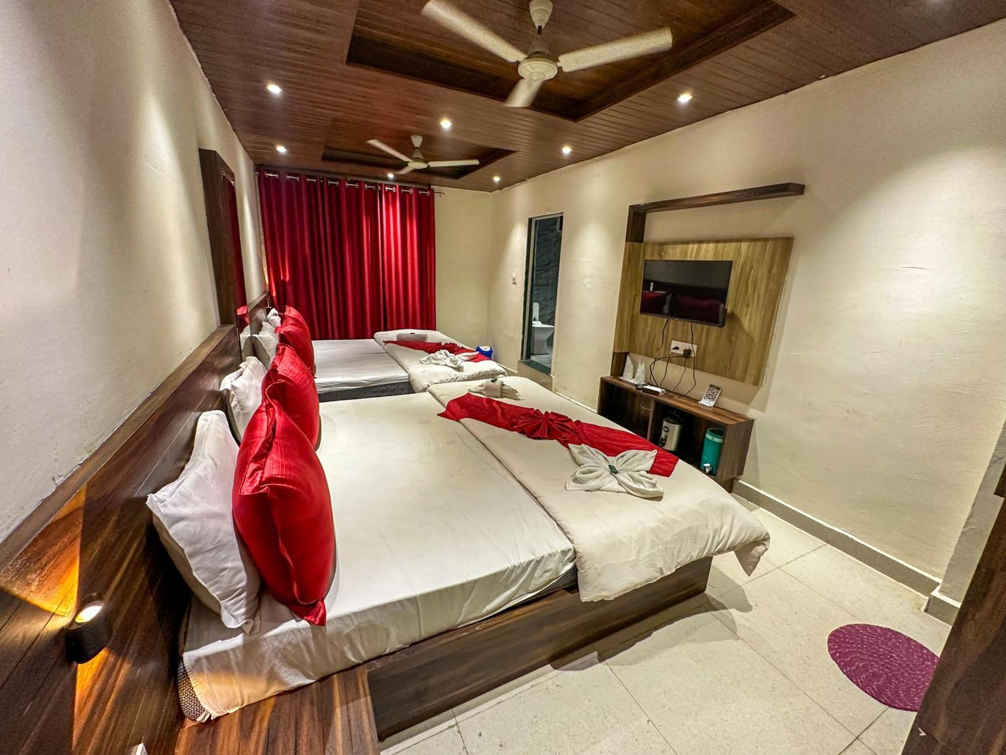 Hotel Payal & Restaurent Pachmarhī Esterno foto