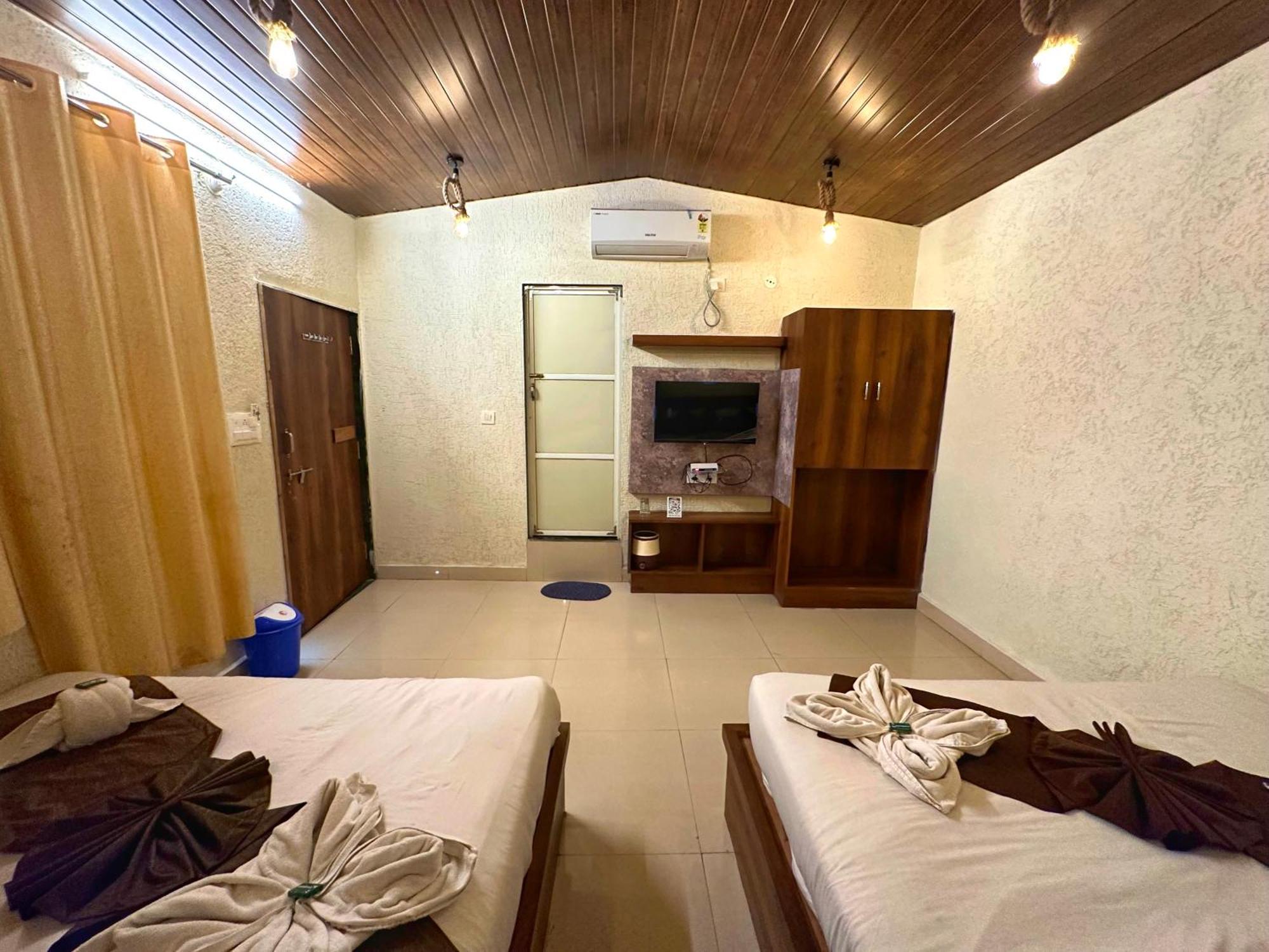 Hotel Payal & Restaurent Pachmarhī Esterno foto